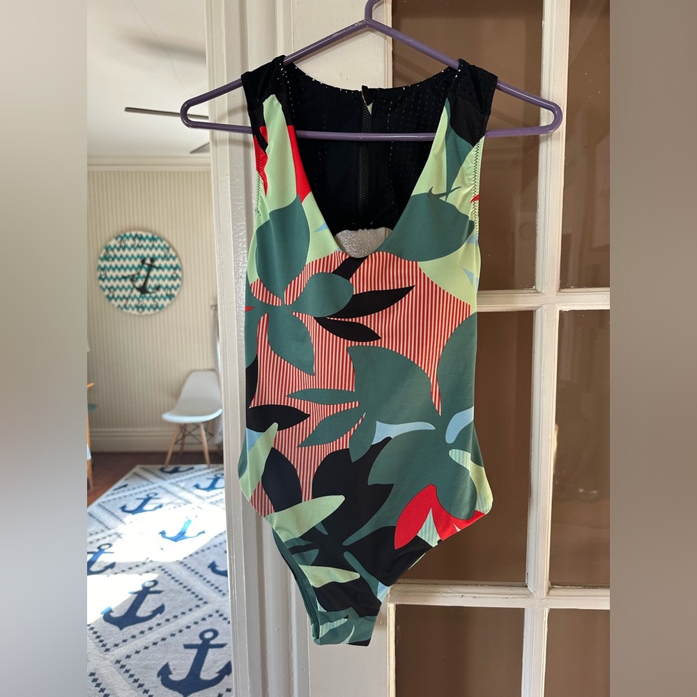 New Women’s Small Nike One Piece Swimsuit